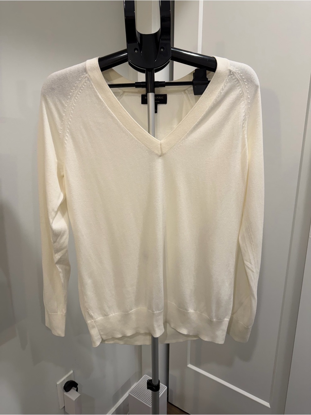 Banana Republic Cream V-Neck Lightweight Sweater